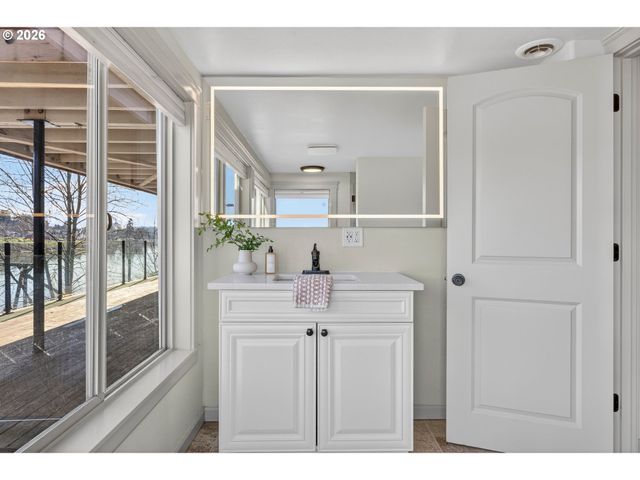 10150 S RIVERSIDE Dr, Portland, OR 97219