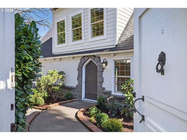 10150 S RIVERSIDE Dr, Portland, OR 97219