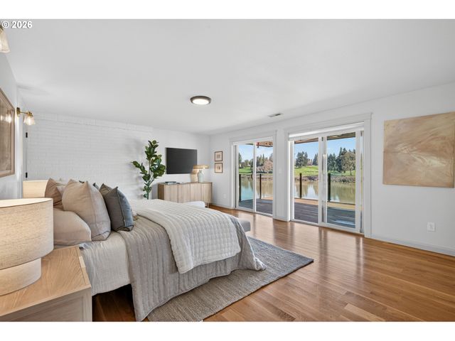 10150 S RIVERSIDE Dr, Portland, OR 97219