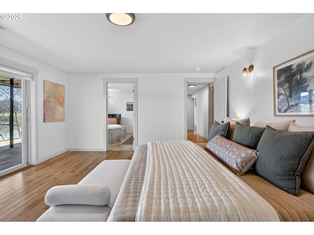 10150 S RIVERSIDE Dr, Portland, OR 97219