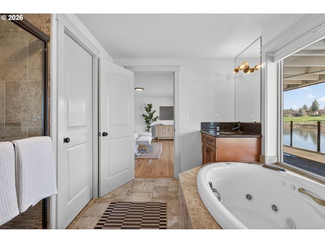 10150 S RIVERSIDE Dr, Portland, OR 97219