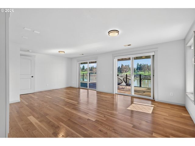 10150 S RIVERSIDE Dr, Portland, OR 97219