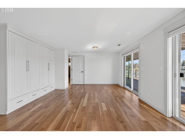 10150 S RIVERSIDE Dr, Portland, OR 97219