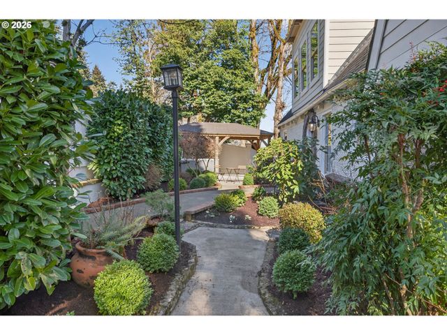 10150 S RIVERSIDE Dr, Portland, OR 97219