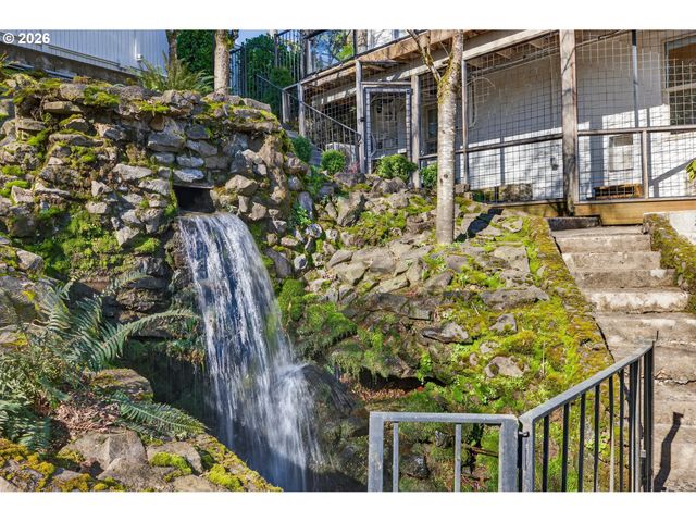 10150 S RIVERSIDE Dr, Portland, OR 97219