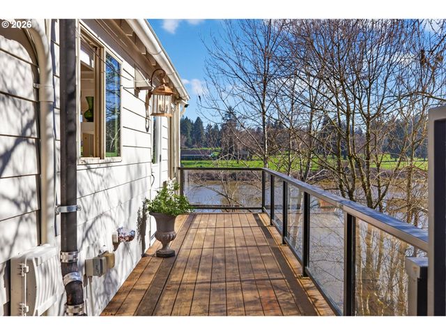 10150 S RIVERSIDE Dr, Portland, OR 97219