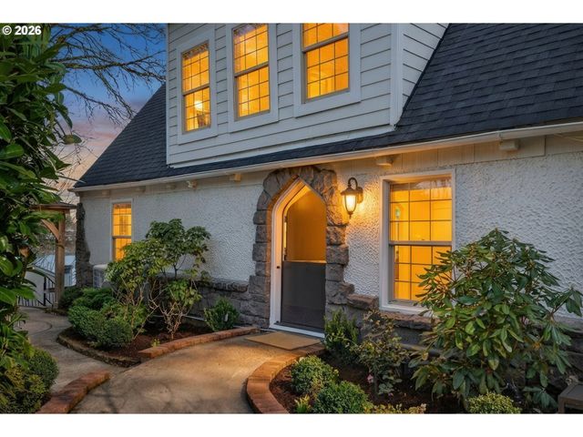 10150 S RIVERSIDE Dr, Portland, OR 97219