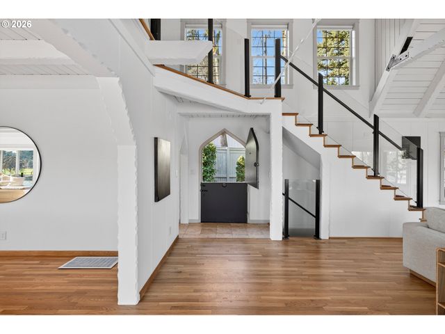 10150 S RIVERSIDE Dr, Portland, OR 97219