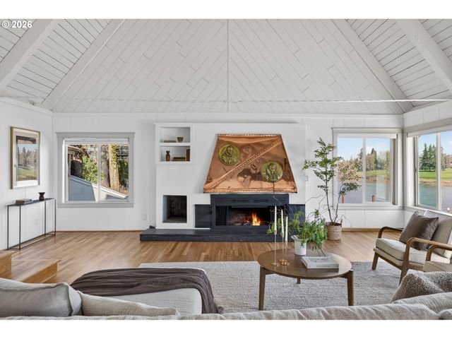 10150 S RIVERSIDE Dr, Portland, OR 97219