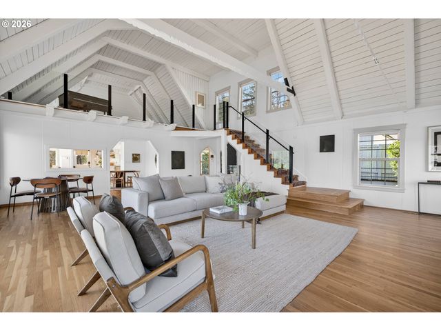 10150 S RIVERSIDE Dr, Portland, OR 97219