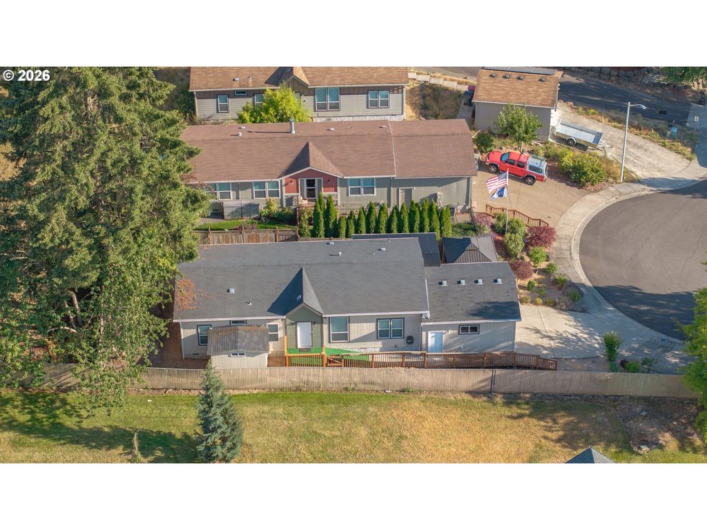 Image 1 of property listing at 953 N ADAMS St, Lafayette, OR 97127