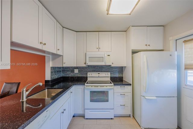 2300 Park Lane 203, Hollywood, FL 33021