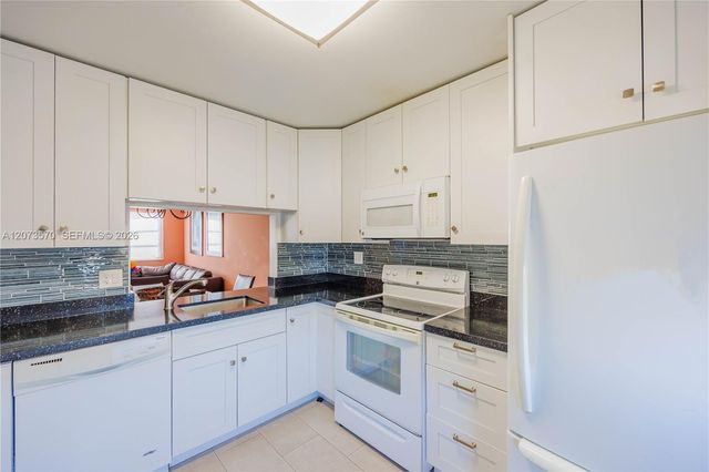 2300 Park Lane 203, Hollywood, FL 33021