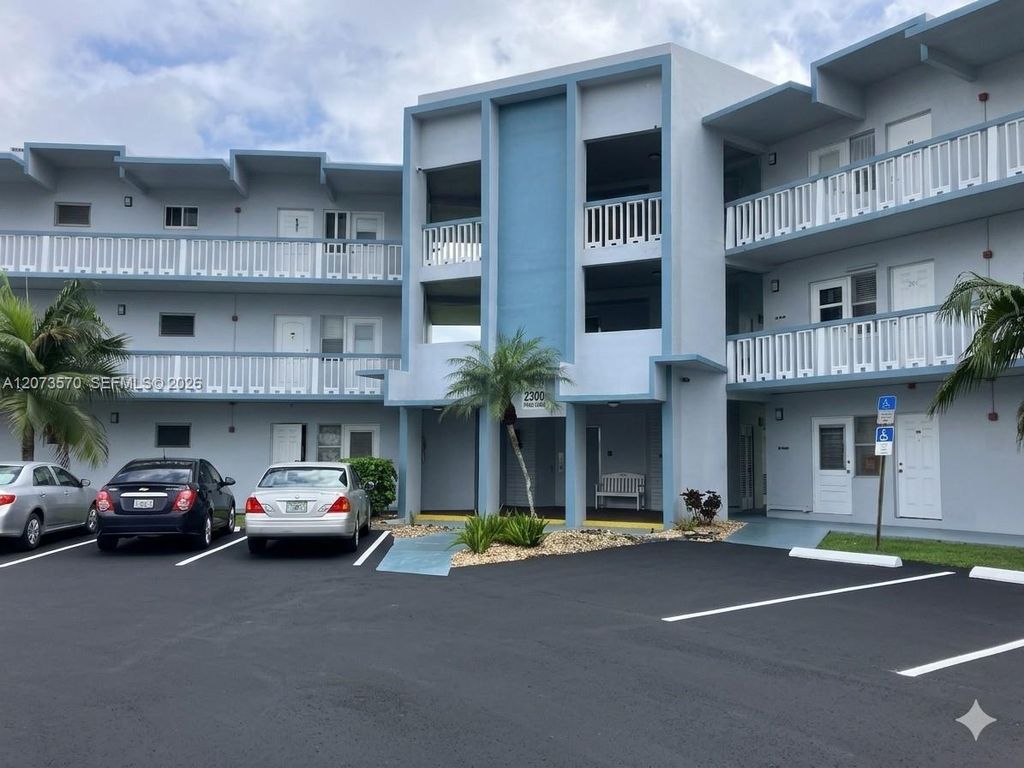 2300 Park Lane 203, Hollywood, FL 33021