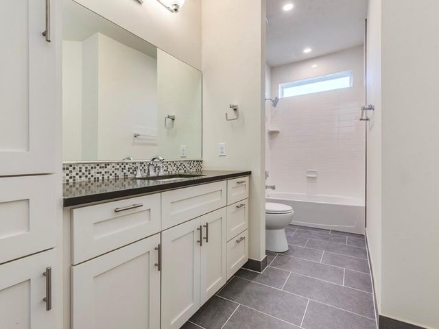 6412 Carson RDG B, Austin, TX 78741