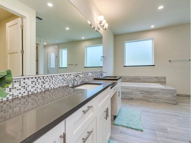 6412 Carson RDG B, Austin, TX 78741