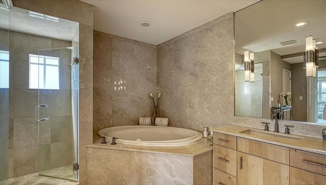 650 GOLDEN GATE POINT 602, Sarasota, FL 34236