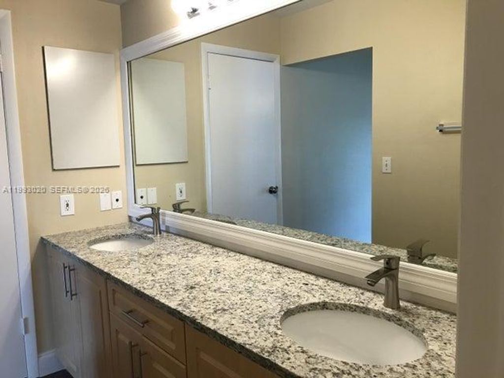 Image 9 of property listing at 4105 Clearview Ter, West Palm Beach, FL 33417