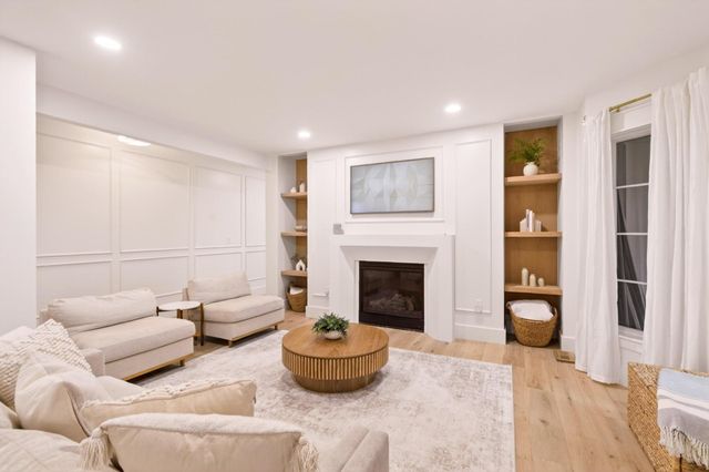 9 Floral Street, Windham, NH 03087