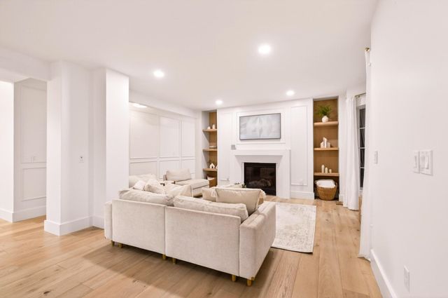 9 Floral Street, Windham, NH 03087