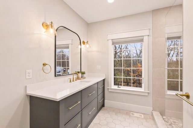 9 Floral Street, Windham, NH 03087