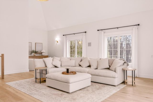 9 Floral Street, Windham, NH 03087