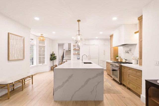 9 Floral Street, Windham, NH 03087