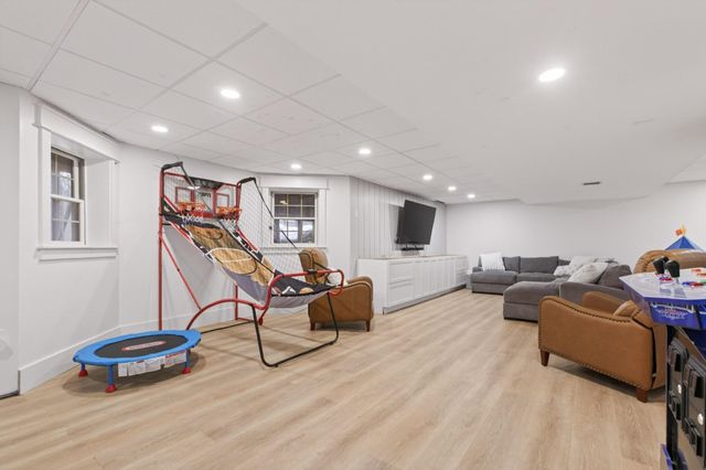 9 Floral Street, Windham, NH 03087