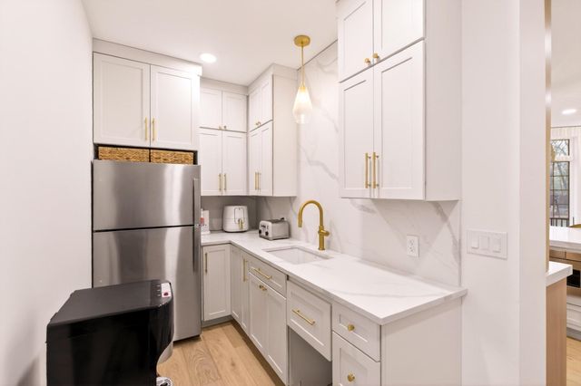 9 Floral Street, Windham, NH 03087