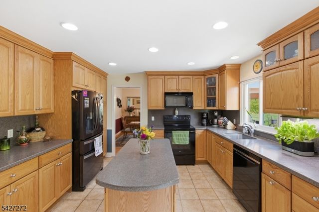 8 Sunshine Dr, Alexandria Twp., NJ 08867