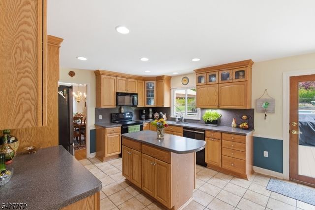 8 Sunshine Dr, Alexandria Twp., NJ 08867
