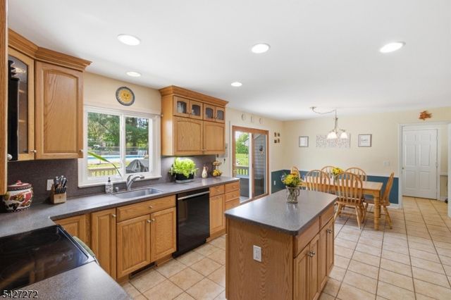 8 Sunshine Dr, Alexandria Twp., NJ 08867