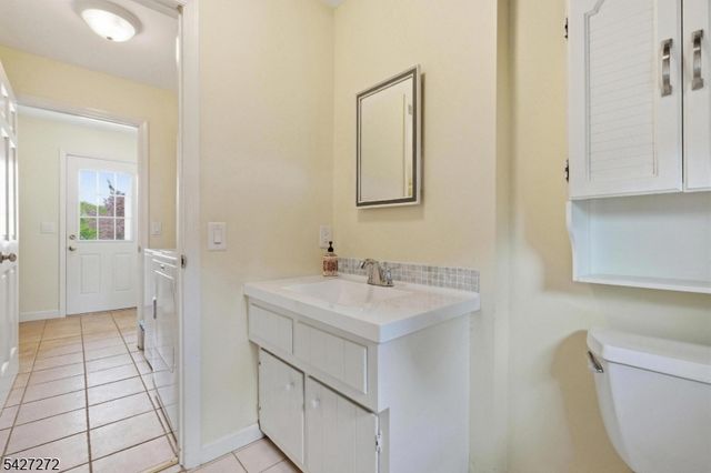 8 Sunshine Dr, Alexandria Twp., NJ 08867