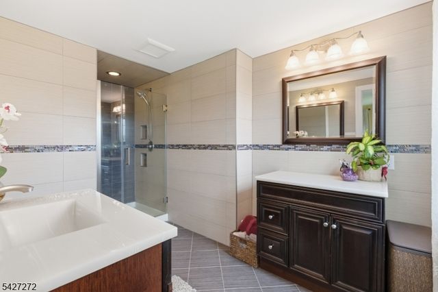 8 Sunshine Dr, Alexandria Twp., NJ 08867