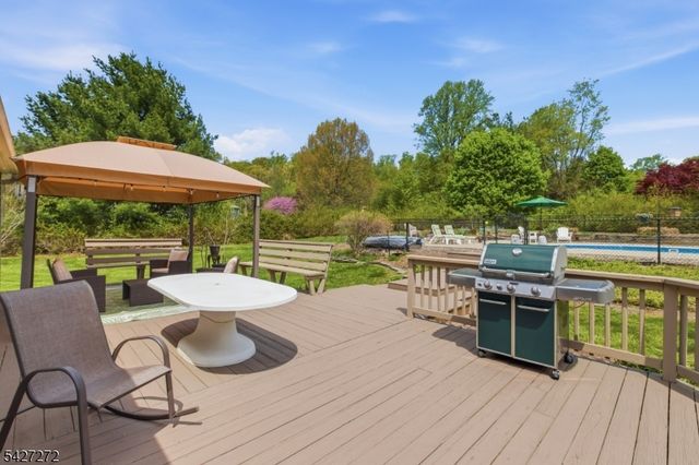 8 Sunshine Dr, Alexandria Twp., NJ 08867