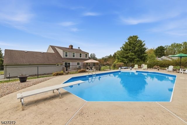8 Sunshine Dr, Alexandria Twp., NJ 08867