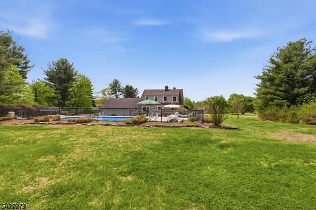 8 Sunshine Dr, Alexandria Twp., NJ 08867
