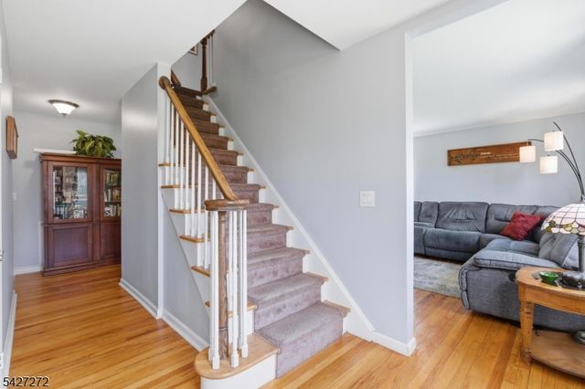 8 Sunshine Dr, Alexandria Twp., NJ 08867