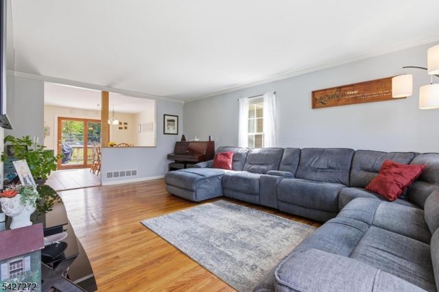 8 Sunshine Dr, Alexandria Twp., NJ 08867