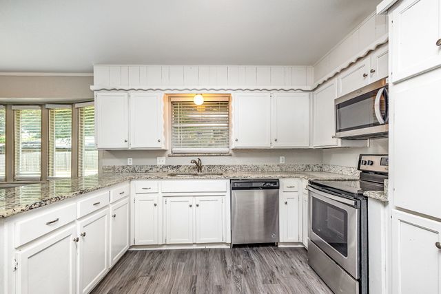 712 Springhill Drive, Hurst, TX 76054