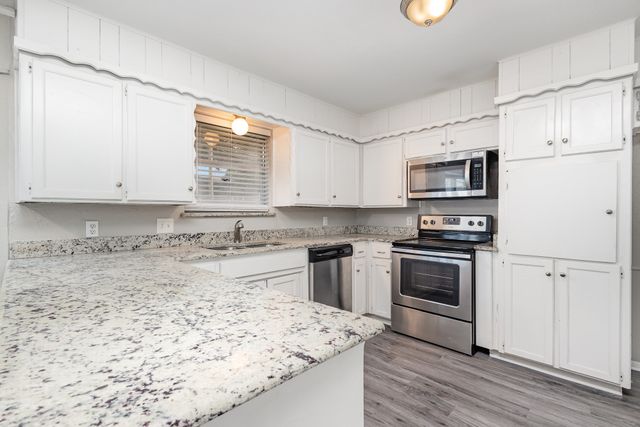 712 Springhill Drive, Hurst, TX 76054