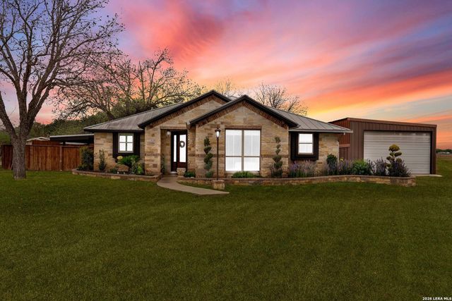 768 County Road 664, Devine, TX 78016
