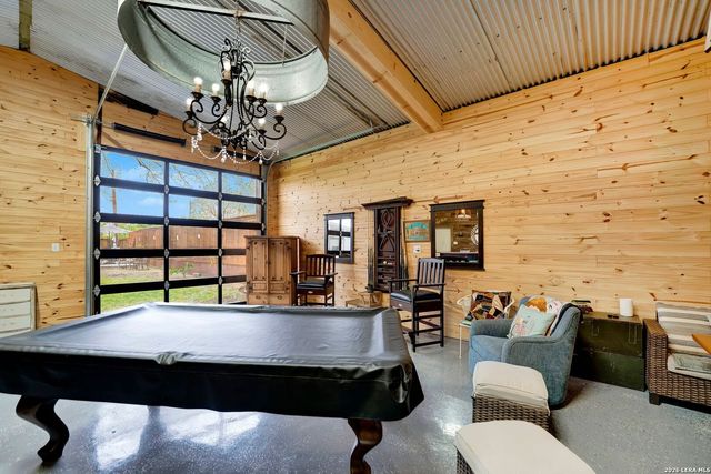 768 County Road 664, Devine, TX 78016