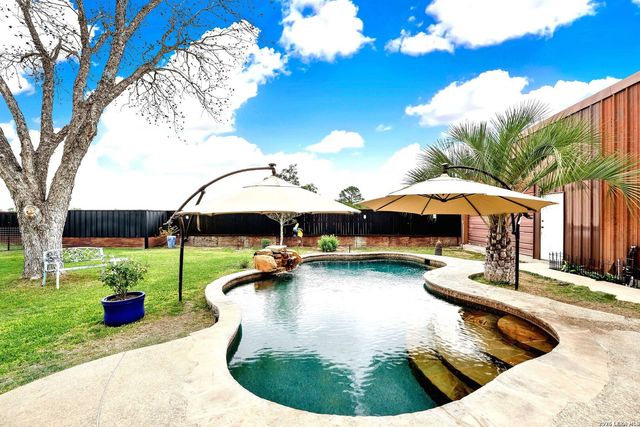 768 County Road 664, Devine, TX 78016
