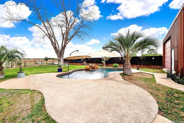 768 County Road 664, Devine, TX 78016