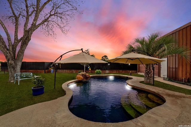 768 County Road 664, Devine, TX 78016