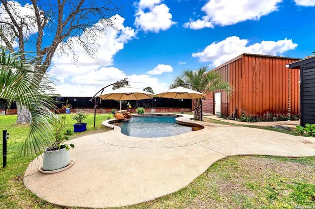 768 County Road 664, Devine, TX 78016
