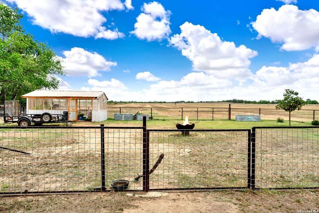 768 County Road 664, Devine, TX 78016