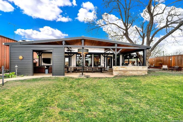 768 County Road 664, Devine, TX 78016