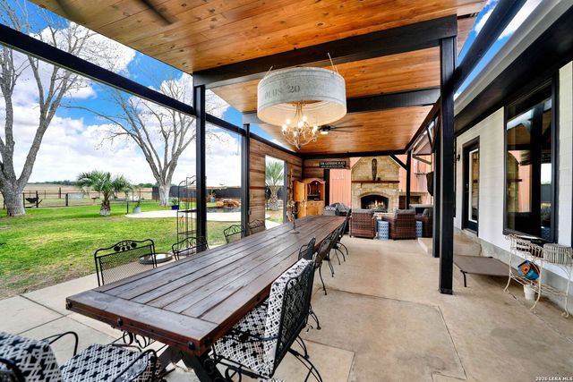 768 County Road 664, Devine, TX 78016